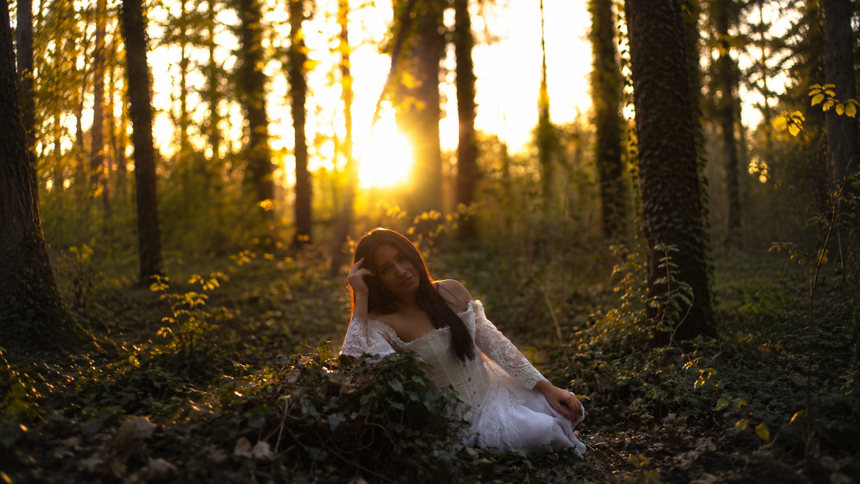 Spirituelles E-Book - Frau im Wald bei Sonnenuntergang